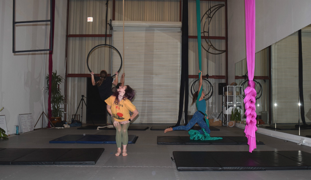 Aerialist Nikki Pesce kicks off the “Clowns” routine with twirls and squats before starting her aerial moves.